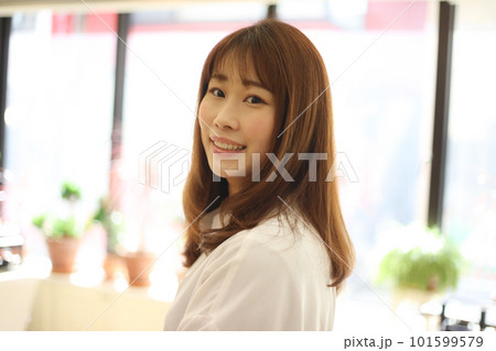 笑顔の女性 101599579