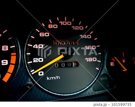 暗闇に光る自動車のメーター 101599735