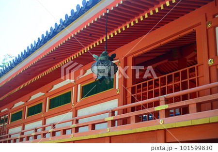 石清水八幡宮本殿回廊の吊り燈籠-4 101599830