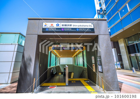日本の横浜都市景観 4月。相鉄新横浜線・東急新横浜線開業（3月）。新横浜駅出入口6などを望む 101600198