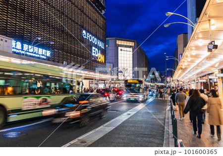 京都　夜の四条河原町 101600365