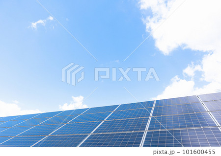 晴れた日の太陽光パネル 101600455