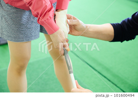 ゴルフ練習をする女性 101600494