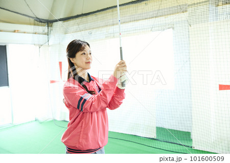 ゴルフ練習をする女性 101600509