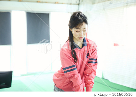 ゴルフ練習をする女性 101600510