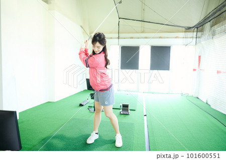 ゴルフ練習をする女性 101600551