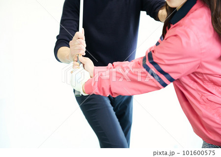 ゴルフ練習をする女性 ゴルフ練習をする女性 101600575