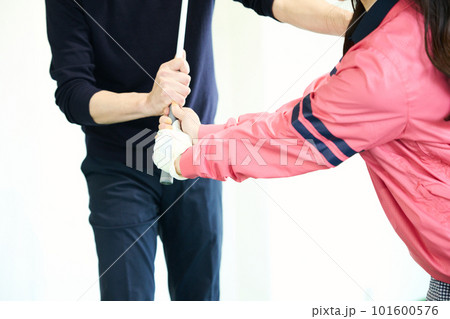 ゴルフ練習をする女性 101600576