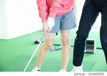 ゴルフ練習をする女性 ゴルフ練習をする女性 101600592