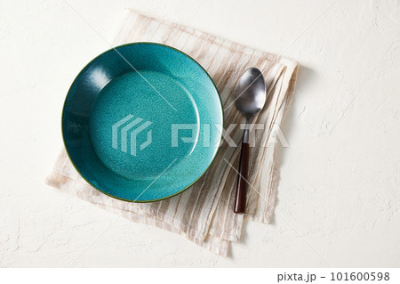 タイトル : 木製のテーブルにナプキンを敷いて皿とスプーンを置いた、インテリア、キッチンのイメージ 101600598