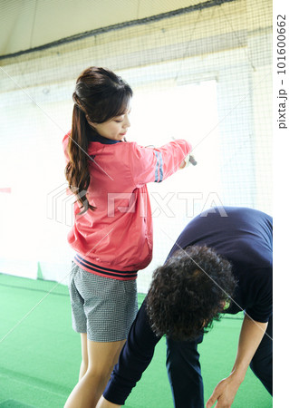 ゴルフ練習をする女性 101600662