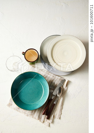 白い木のテーブルの上に沢山の食器、キッチン、インテリアのイメージ 白い木のテーブルの上に沢山の食器、キッチン、インテリアのイメージ 101600711