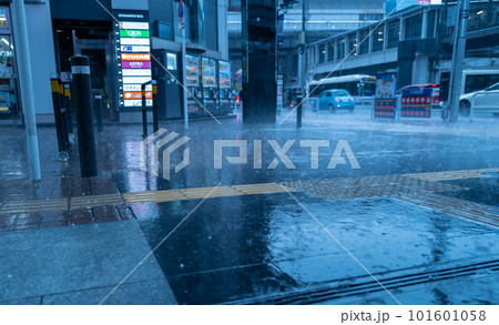 突然のゲリラ豪雨で雹が降ってきた道路 突然のゲリラ豪雨で雹が降ってきた道路 101601058