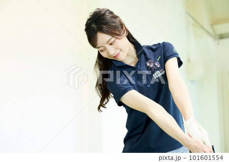 ゴルフ練習をする女性 ゴルフ練習をする女性 101601554