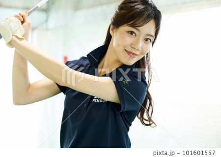 ゴルフ練習をする女性 ゴルフ練習をする女性 101601557