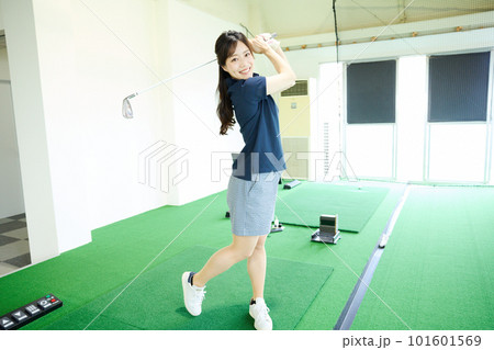 ゴルフ練習をする女性 101601569