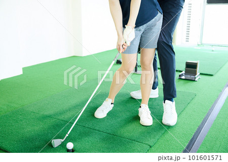 ゴルフ練習をする女性 ゴルフ練習をする女性 101601571