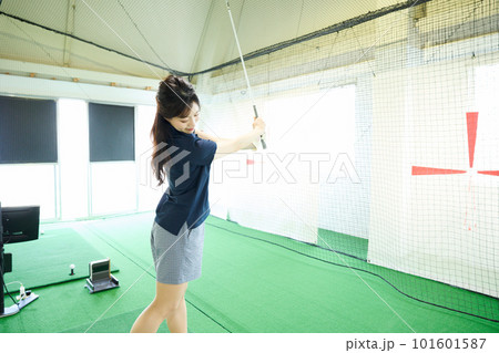 ゴルフ練習をする女性 101601587