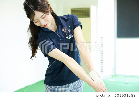 ゴルフ練習をする女性 101601588