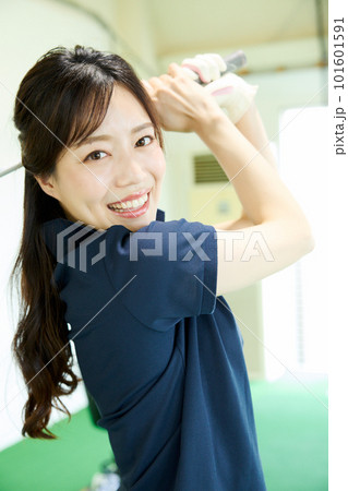 ゴルフ練習をする女性 ゴルフ練習をする女性 101601591