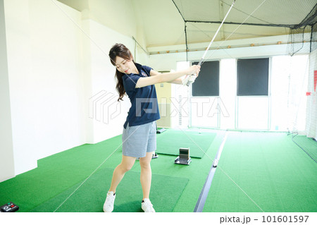 ゴルフ練習をする女性 101601597