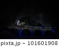 青くライトアップされためがね橋を渡るSL銀河ナイトクルーズ(雪あり) 101601908
