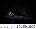 青くライトアップされためがね橋を渡るSL銀河ナイトクルーズ(ほぼ雪なし) 101601909