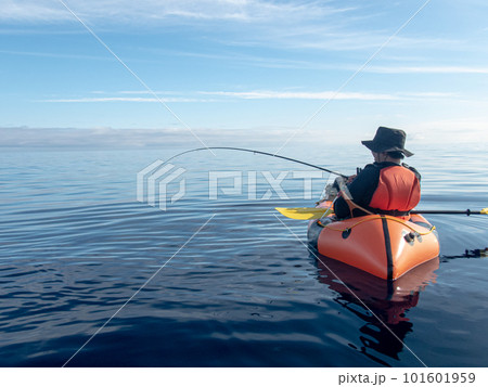 海に浮かぶパックラフトで釣りをする人 101601959