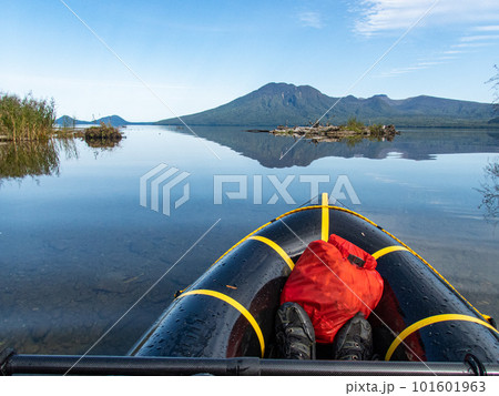 湖に浮かぶパックラフトと山 湖に浮かぶパックラフトと山 101601963