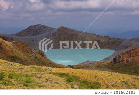 群馬　草津白根山の湯釜 101602183
