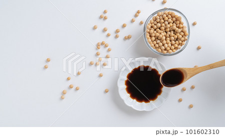 醤油と大豆｜しょう油・調味料イメージ 101602310