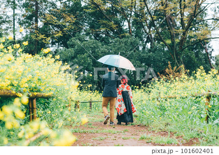 雨の中を傘をさして歩く兄妹、子供 雨の中を傘をさして歩く兄妹、子供 101602401