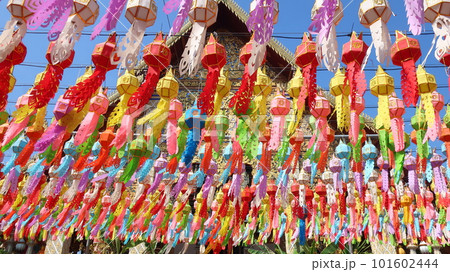 タイの有名なお祭り　ロイクラトン祭りの装飾　ランプーン（チェンマイ近く）の寺院のランタン 101602444