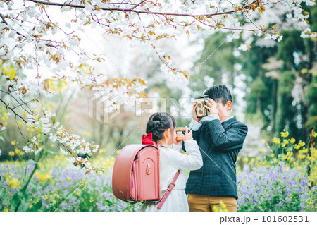 桜と菜の花畑の中で遊ぶ新一年生 桜と菜の花畑の中で遊ぶ新一年生 101602531