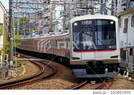 白楽駅付近のカーブを走行する東急東横線5000系車両 白楽駅付近のカーブを走行する東急東横線5000系車両 101602950