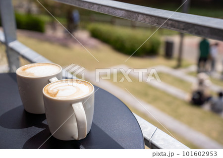 コーヒーを飲むカップル コーヒーを飲むカップル 101602953