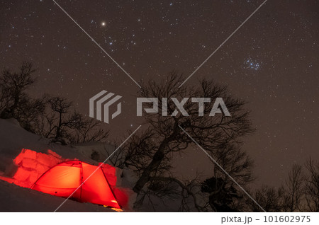 冬の雪山のテントと星空 冬の雪山のテントと星空 101602975