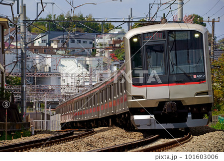 菊名駅を出発する東急5000系車両(ワイド) 菊名駅を出発する東急5000系車両(ワイド) 101603006