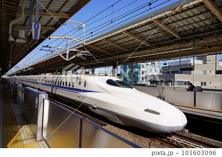 新横浜駅のホームに停車する東海道新幹線N700A 新横浜駅のホームに停車する東海道新幹線N700A 101603096