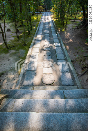 唐招提寺 石畳に落ちた影 唐招提寺 石畳に落ちた影 101603180
