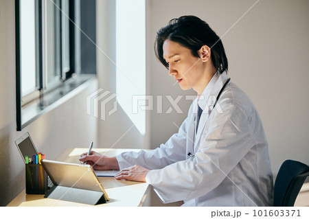 オンライン診療をする白衣の若い男性 オンライン診療をする白衣の若い男性 101603371