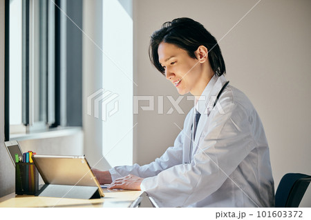 オンライン診療をする白衣の若い男性 オンライン診療をする白衣の若い男性 101603372