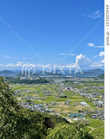 《四国・香川県三豊市の爺神山》讃岐平野と瀬戸内海を望む 101603649