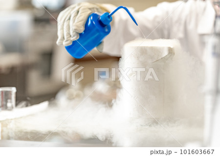 research with liquid nitrogen in a scientific laboratory. chemical reaction by mixing liquids 101603667