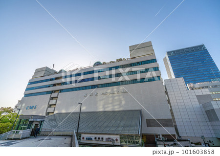日本の横浜都市景観 黄砂飛来。雲ひとつない空だが霞がかかったように…。横浜駅や飛行機雲…＝4月13日 101603858