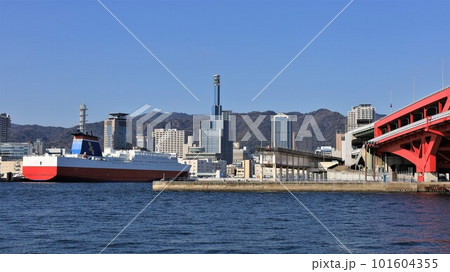 ポートアイランドから神戸市街を臨む（兵庫県神戸市中央区） 101604355