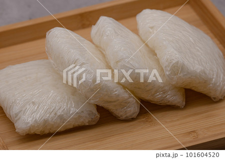 冷凍ごはん　一人用に小分けされラップで包んで冷凍した保存用ごはん 101604520