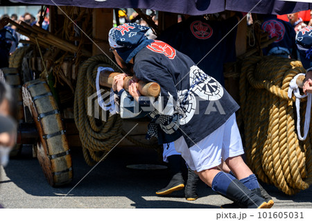 日本の祭りで力を込めて山車を引き廻そうと押すと車軸がねじれて傾く 101605031