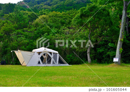キャンプのイメージ・白いスクリーンドームが緑に映える爽やかな風景・田浦野営場・徳島県鳴門市(5) キャンプのイメージ・白いスクリーンドームが緑に映える爽やかな風景・田浦野営場・徳島県鳴門市(5) 101605044