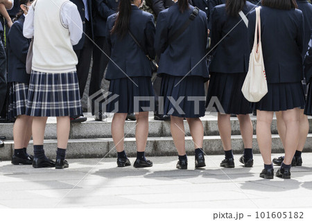 制服を着た女子高生の足元 101605182